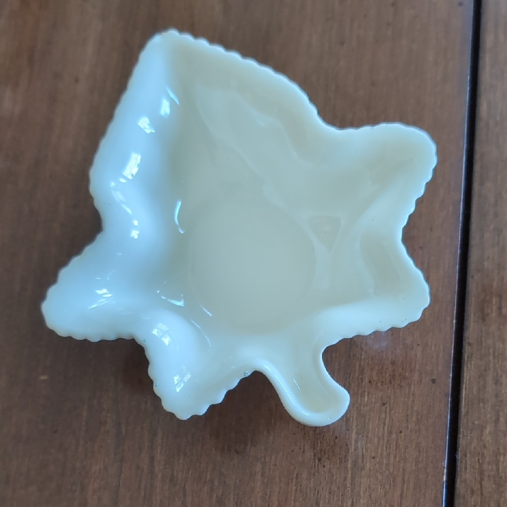 Chic Cream Spode Leaf-Shaped Dish